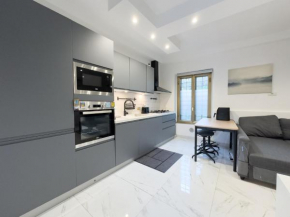 Luxury Apartment - Near Metro - Private Parking